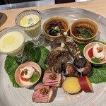 馳走 あい田 - 八寸（2人分）　春キャベツの摺り流し　蛸の柔らか煮 苺とそら豆の白和え　薩摩芋の丸十　鴨ロース　バイ貝　鯖の炙り寿司