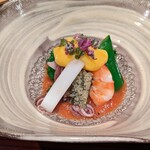 馳走 あい田 - 先付け　独活、子持昆布、蛍烏賊、車海老、スナップエンドウ、フルーツトマトのジュレと黄身酢を添えて