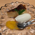 馳走 あい田 - 甘味　自家製チーズケーキとミルクアイス　金柑のジュレを添えて