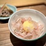 日本料理FUJI - 玉子は、黄身の色の濃さと味の濃さは無関係。
      しっかり味の濃い玉子と、削り立ての鰹節とで、極上のTKGです♪