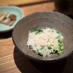 日本料理FUJI - これがまたスゴイ！
      菜の花の混ぜごはんに、鯖の白子を削って掛けてます。
      鯖の白子なんて、初めて。
      結構掛かっていますが、菜の花の苦味で中和されて、絶妙のバランスになるのです。
      反則ごはんです（笑）