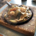 中華食酒処　さいらい亭 - 五目鉄板焼きそば(税込990円)