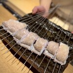 日本料理FUJI - 出たー、シグニチャーディッシュ！
      船上活〆です。
      炭から下りてくると、もう香ばしさが立ってます。