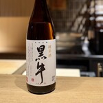 日本料理FUJI - お酒は、ペアリングでいただきました。
      この黒牛は、蛤の飯蒸しと。
      旨味をしっかり感じるぬる燗でサーヴいただき、飯蒸しの温度や蛤の旨味にシンクロします。