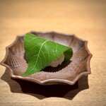 日本料理FUJI - こんなフレッシュな桜の葉で作られた桜餅は初めてですが、もうこの日は、お初のものも馴染みのあるものも、すべてがノリノリでした！