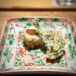 日本料理FUJI - この日のお魚は、みんな「泳がせ」です♪
      もちろん、保水が見事なこの太刀魚も。
      芯に巻かれたアスパラも瑞々しいので、いい具合にトーンが揃います。