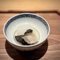 日本料理FUJI - 水と塩だけで炊いたという大根と、蒸し鮑。
                    このシンプルな料理で、ここまで深みが出ますかね(^^)
                    そして、蒸し鮑はどこまでも柔らかい♪