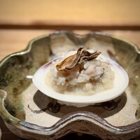 日本料理FUJI - 春の食材、蛤の飯蒸し。
                      お出汁をしっかり吸った餅米が、ふくよかで美味しい♪
                      ここでも、蕗の薹が春の香りを連れて来て、いろんな感性を刺激してくれます。