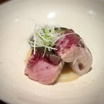 日本料理FUJI - スペシャリテの第二弾！
      泳がせ鯖のコンフィですね。
      鮮度が成せる血合の美味しさが、蒸しの柔らかい火入れで際立ちます♪
      この白味噌ダレと合わせれば、懐かしくも洗練された唯一無二の鯖料理に昇華されます。