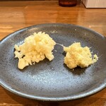 極濃湯麺 フタツメ - 無料の刻みニンニク、おろし生姜(お店の方に言えば貰えます)