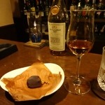 ムーンシャイン - 実際にはもう少し暗めの店内で落ち着いておりやし