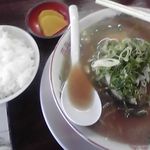 庵 - ラーメン並と小ライスで６７０円です！