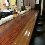 どんぶり安兵衛 - 店内はカウンター席のみ