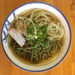 大島家 - 今日は以前より気になってたワカメ練り込み麺を食べに来ました。ワカメ半分のミックスです。味とぬめり具合が有ります。コシは有りません。出汁にもワカメ風味が付いてて極細麺が美味いです。
            かけ小 ¥350
            注文を聞いてから釜に入れますので、時間がかなりかかります。茹で置きが出来ないそうです。