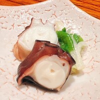 鮨 あお - 佐島の煮蛸。地味を壊さない絶妙な仕立て。添え物は土佐酢につけたウルイです。春を感じる逸品でした