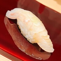 鮨 あお - 小柴の鮃です。昆布〆のような旨味を感じます。煮切りとシャリ酢のブレンドが醸し出すのかな？