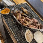 八食センター - イカのホイル焼き。さらに酒が進む