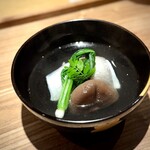 日本料理FUJI - 素晴らしいお椀が出来上がります♪
      蓋を開けると、「ぶわっ」と立ち昇る出汁の香り。
      もちろん、泳がせだからこその上品さを湛えたえぼ鯛が、きれいに馴染みます。