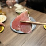 魚屋酒場フィッシャー - カツオ。油も乗って、軽く藁で燻してあって香りもいい。うまかった。