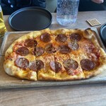 Old Stove Brewing Co. - ペッパローニのピザ。アメちゃんではこーでなければならない。ちなみにペッパローニはアメリカで生まれたイタリアンソーセージ。日本で生まれた杏露酒みたいなモン？　#言いたいだけ　#知ってることを全部いう