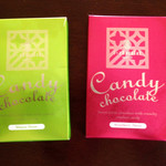 白い恋人パーク  - キャンディ・チョコレート。クラックしたキャンディがホワイトチョコレートに混じっている。写真はグリーンの箱がマスカット味、ピンクの箱がストベリー味。