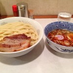 頑者 - トクモリビンボー！　すっかりお馴染み。 #誰が撮ってもおんなじシャシン  辛つけめんアブリチャーシュー、特盛り！  辛さほんのり、魚粉プリタツ。大きなアブリチャーシューもイイね！ 