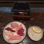 酒盃 - 左上から、はかま、せせり、砂肝、直腸、正肉、レバー