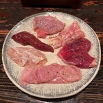 酒盃 - 左上から、はかま、せせり、砂肝、直腸、正肉、レバー