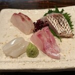 酒盃 - 刺身(鯛炙り、ソイ、めなだ(ボラの仲間)、ヤリイカ)