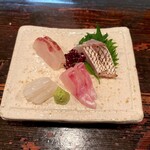 酒盃 - 刺身(鯛炙り、ソイ、めなだ(ボラの仲間)、ヤリイカ)