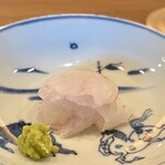 鎌倉 北じま - お造り　ヒラメ（魚人：長谷川さんより）
      一昨日水揚げしてから活け越し（魚を水槽で生きたまま休ませる事）、昨日長谷川さんが締めたヒラメ、その豊かな旨みに感動、ストレスフリーな仕立ての良さなのでしょう！