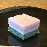 鎌倉 北じま - 菱餅 よもぎ、かるかん、マスカルポーネ
      大和芋がねっとりと、しみじみと美味しい和菓子で、美味しく締まりました！