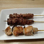 焼き鳥 でん - もも串　レバー　豚ツラミ