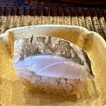 鎌倉 北じま - 天竺太刀魚の棒寿司
      一年に数本水揚げされるかどうかという希少な太刀魚に、この日巡り会えました。
      太刀魚にしては水分量が少なく味が濃いのが特徴なんですね！