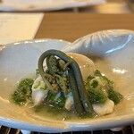 鎌倉 北じま - 蛤の貝合わせ、アオサ海苔、白菜、こごみ
      蛤のいい出汁が、アオサの風味と共に春を連想させます。
      白菜は火入れは軽く、食感を残した仕立てが心地良く、葛でとろみを付けた塩梅良く、しみじみ美味しい料理です♪