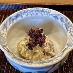 鎌倉 北じま - 白和え　利休麩、菜花、独活、隠し食材
      隠し食材を当てるクイズ、皆様色々な食材を出されましたが正解は無くハズレ！
      結局、隠し食材は教えてもらえず（笑）
      謎が深まるばかりなり？？？