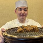 鎌倉 北じま - お弟子さん、笑顔で持たれていますが、この鎌倉彫り、相当重いのですよ実は！
      このサイズの鎌倉彫りは、なかなか手に入らないそうです。