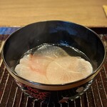 鎌倉 北じま - 金目鯛（伊豆）と三浦大根のしゃぶしゃぶ
      甲殻類を餌として育った金目鯛、やはり一味違います。
      豊かな甘みと旨み、綺麗な脂のりがしゃぶしゃぶした出汁と合わさり、なんとも言い難い美味しさなのです！