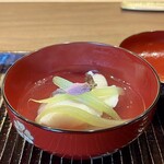 鎌倉 北じま - お椀　鯛とフキ 桜の花びら
      春らしい彩り、お出汁がまろやかに香り良く、目を瞑るとそこは春なのです♪