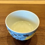 鎌倉 北じま - 最初に玄米茶をいただきました♪
      寒い中歩いて来ただけに、器から伝わる温かさに嬉しくなります。
      京都 利招園茶舗の玄米茶