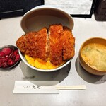 とんかつ 丸七 - 特上焼きカツ丼（税込2,800円）味噌汁と漬物が付きます