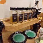 串カツあらた - バラエティー豊富な調味料。ソースの口は細いのにちゃんと蓋付き鮮度と衛生的にもこだわったお店の姿勢が感じ取れました。