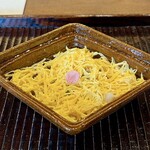 鎌倉 北じま - 先付
      ちらし寿司（上巳の節句に因み） 
      ブダイ味噌漬け焼き　鱗は揚げて　錦糸卵
      桜の花びらを添えています♪
      ブダイも丁寧に処理すれば、見違える美味しさとなるのですね！
