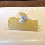 鎌倉 北じま - お茶菓子 セロリのコンポート サワークリーム
      和と洋を合わせたお茶菓子、手でつまんでいただきました♪