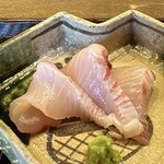 鎌倉 北じま - お造り　鰆（魚人：長谷川さんより）
      写真からも薄っすら脂のりが感じられると思います。
      昨日水揚げされ、長谷川さんが神経締めした鰆、綺麗な甘みがほんと素晴らしい味わいです♪
      