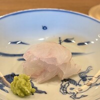 鎌倉 北じま - お造り　ヒラメ（魚人：長谷川さんより）
                      一昨日水揚げしてから活け越し（魚を水槽で生きたまま休ませる事）、昨日長谷川さんが締めたヒラメ、その豊かな旨みに感動、ストレスフリーな仕立ての良さなのでしょう！