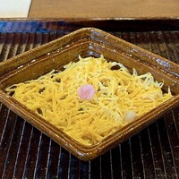 鎌倉 北じま - 先付
                    ちらし寿司（上巳の節句に因み） 
                    ブダイ味噌漬け焼き　鱗は揚げて　錦糸卵
                    桜の花びらを添えています♪
                    ブダイも丁寧に処理すれば、見違える美味しさとなるのですね！