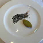 上野精養軒本店 グリル - 前菜　菜の花のフィナンシェ　墨のオリーブをつけて