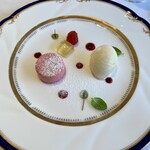 上野精養軒本店 グリル - フランボワーズのメレンゲ　バナナとヴァニラのクレーム