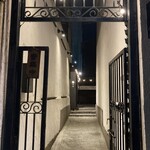 町屋源 - 外観、ここを通り抜けます